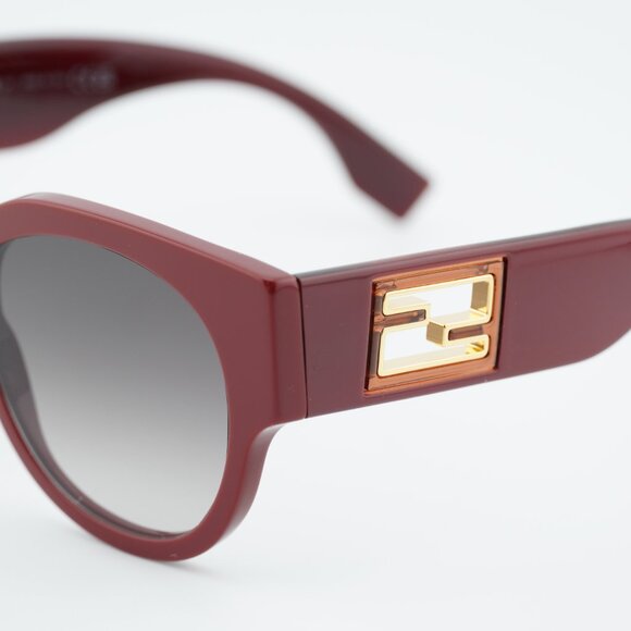 Fendi FE40147I BAGUETTE 66F Sunglasses Red Round Frame, Brown Gradient Lenses main image 4